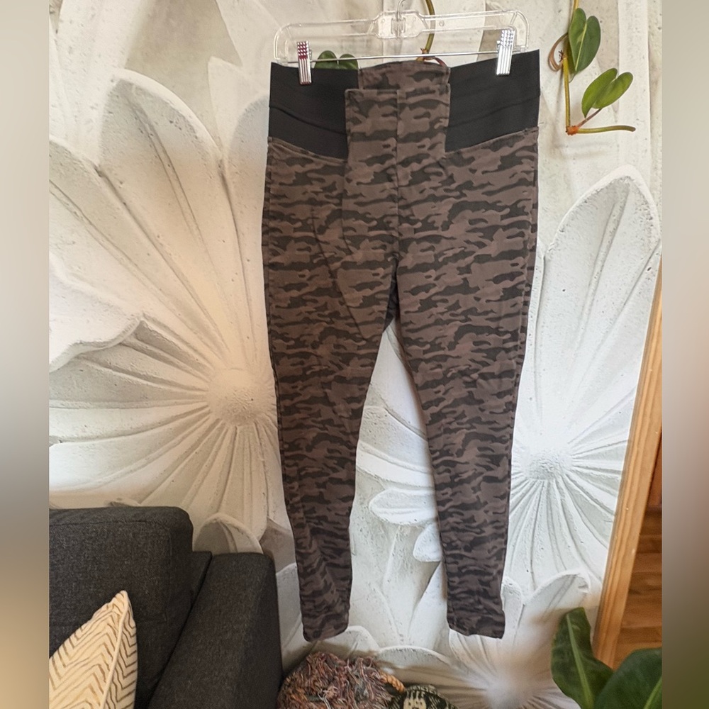 Simply Vera wang camo women’s leggings. Size large. Smoke free home.